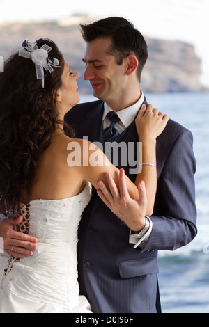 Première danse de mariage avec le cristal bleu de la mer sur l'arrière-plan Banque D'Images