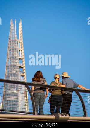 Les gens observant la Shard du Millennium Bridge à Londres. Banque D'Images