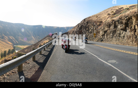 Une moto en stationnement et deux motos avec riders tour sur le magnifique Canyon de la Yakima Scenic Byway, SR821, Washington, USA. Banque D'Images