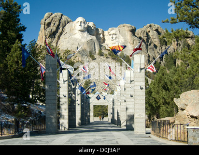 Un homme et une femme d'affichage autonome Mt. Rushmore National Monument au parc's Grand View Terrace. Banque D'Images