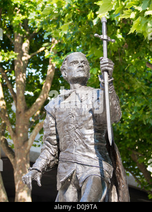 Une statue de seigneur Olivier jouer Hamlet à l'extérieur du Théâtre National de Londres. Banque D'Images