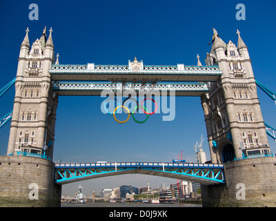 Tower Bridge avec les anneaux olympiques suspendu en dessous. Banque D'Images