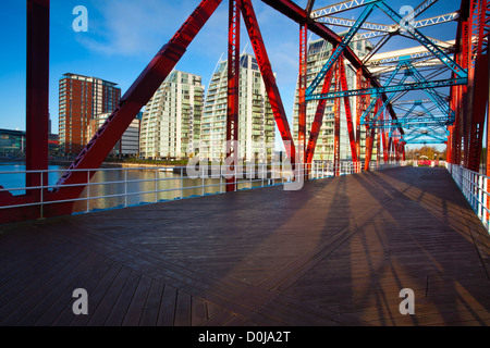 Appartements NV et Detroit bridge situé le long de la Manchester Ship Canal à Salford. Banque D'Images