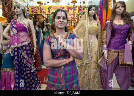 Le titulaire d'un sari shop pose pour son portrait dans Little India de Georgetown, Penang, Malaisie Banque D'Images