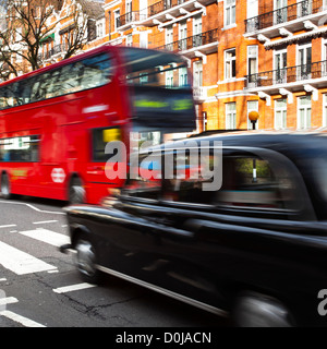 Un rouge et London Bus Taxi Taxi noir la fameuse approche passage pour piétons d'Abbey Road, rendue célèbre par le couvercle de l'un des Beatles Banque D'Images