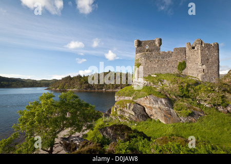 Une vue vers le château de Tioram Loch Moidart qui est sur une île appelée marée de Tioram Eilean. Banque D'Images