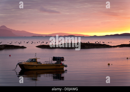 Un bateau sur l'eau à Glenuig en Ecosse. Banque D'Images