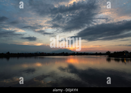 Coucher de soleil sur la rivière à Kuching, Sarawak, Malaisie Bornéo Banque D'Images