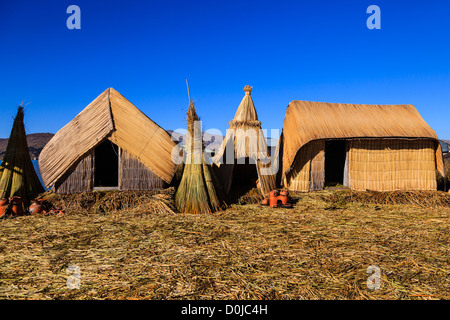 Îles flottantes Uros sur le lac Titicaca, Pérou Banque D'Images