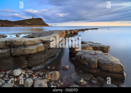 Une vue vers les eaux calmes de la baie de Kimmeridge dans le Dorset. Banque D'Images