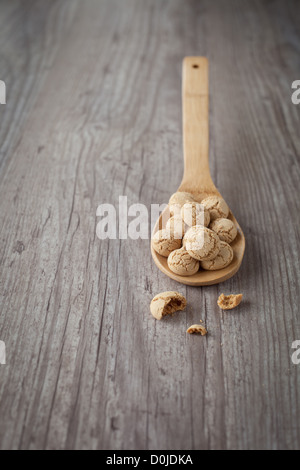Amaretti italien sucré croquant sur une cuillère en bois Banque D'Images