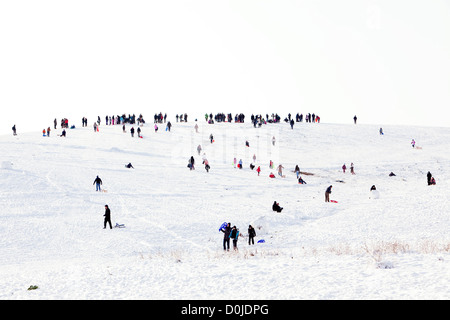 Les gens de la luge sur Hampstead Heath en hiver. Banque D'Images