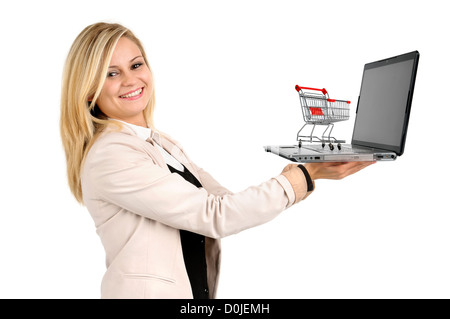 Femme avec panier et un ordinateur portable isolé dans White Banque D'Images