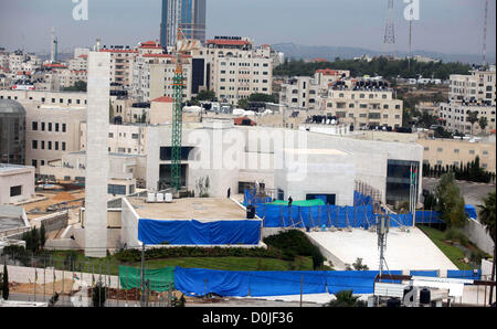 Une vue générale du mausolée de la plus tard dirigeant palestinien Yasser Arafat, protégé par une bâche bleue le 27 novembre 2012, à la muqataa dans la ville de Ramallah, en Cisjordanie. La demeure du célèbre dirigeant palestinien Yasser Arafat ont été exhumés et les experts ont commencé à prendre des échantillons à tester pour des signes d'intoxication, des sources palestiniennes ont dit. Banque D'Images