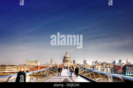Vue sur le Millenium Bridge avec la Cathédrale St Paul à l'arrière-plan Banque D'Images