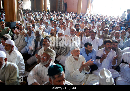 Les adorateurs du cachemire effectuer premier vendredi du Ramadan prières à l'intérieur du Cachemire Jamia Masjid avant le début d'un anti-Inde Banque D'Images