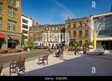 Les gens marcher à St John's Square à Clerkenwell. Banque D'Images