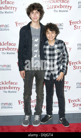 Wolff Nat et Alex Wolff Freckleface Strawberry La nuit d'ouverture musicale arrivées - New York City, USA - 01.10.10 Banque D'Images