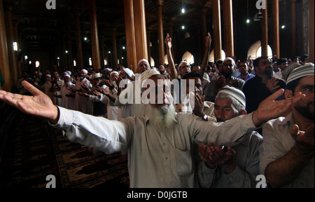 Les adorateurs du cachemire effectuer premier vendredi du Ramadan prières à l'intérieur du Cachemire Jamia Masjid avant le début d'un anti-Inde Banque D'Images