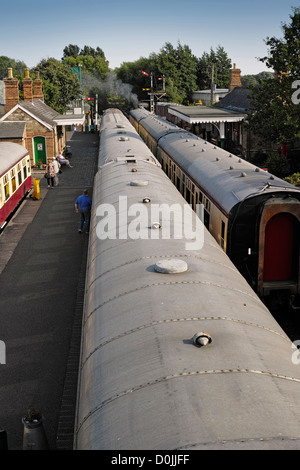 Vue d'un train à vapeur sur la Colne Valley et Halstead de fer. Banque D'Images