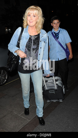 Coronation Street star, Beverley Callard qui joue Liz McDonald au Mayfair Hotel portant une veste en denim et jeans. Londres, Banque D'Images