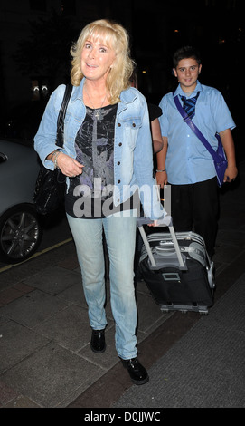 Coronation Street star, Beverley Callard qui joue Liz McDonald, au May Fair Hotel portant une veste en denim et jeans London, Banque D'Images