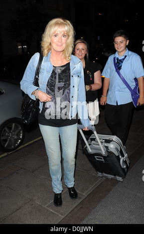 Coronation Street star, Beverley Callard qui joue Liz McDonald, au May Fair Hotel portant une veste en denim et jeans. Londres, Banque D'Images