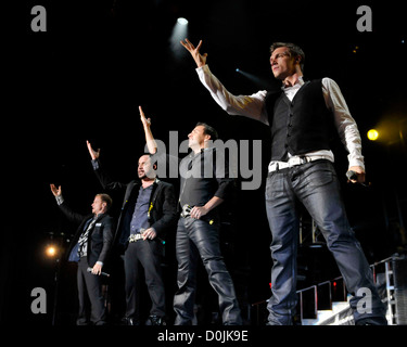 Brian Littrell (L), A. J. McLean, Howie Dorough et Nick Carter des Backstreet Boys, sur scène à la Molson Canadian Banque D'Images