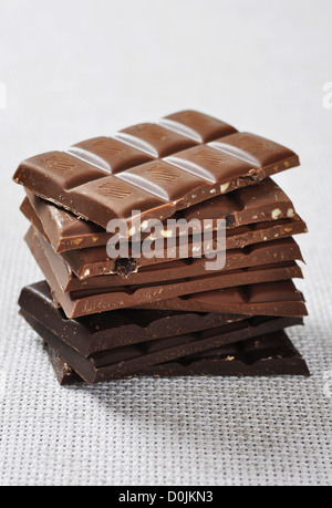 Pile d'assortiment de chocolat sur fond clair Banque D'Images