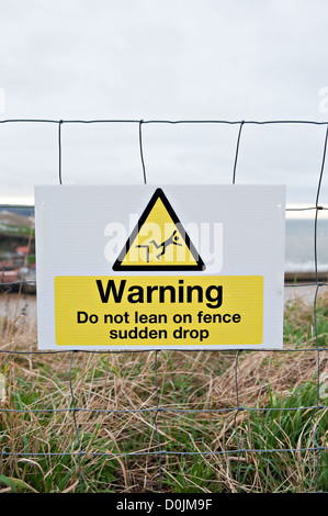 Un avertissement de ne pas s'appuyer sur l'équerrage brusque chute', sur la côte de Whitby, UK. Banque D'Images