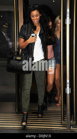 Rochelle Wiseman, Una Healy et Mollie King du samedi, laissant le Mayfair Hotel London, England - 15.08.10 Banque D'Images