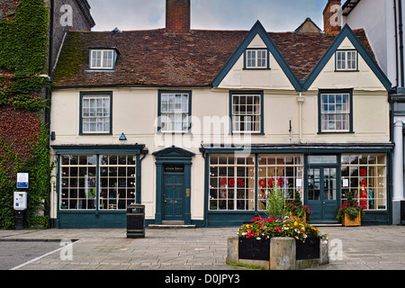 Vieille ville de Bury St Edmunds boutiques dans Angel Hill. Banque D'Images