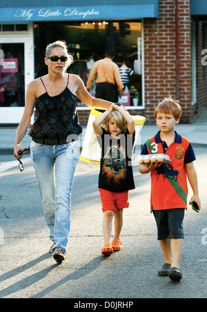 Sharon Stone et son fils Laird et Roan Joseph dehors et environ dans la région de Beverly Hills Beverly Hills, USA - 15.08.10 Banque D'Images