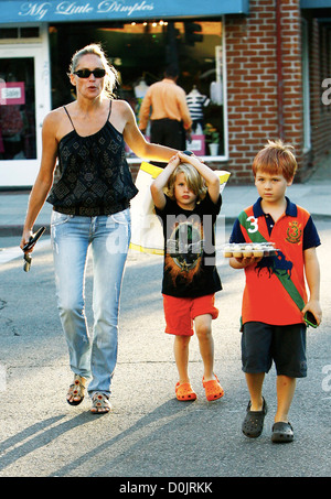 Sharon Stone et son fils Laird et Roan Joseph dehors et environ dans la région de Beverly Hills Beverly Hills, USA - 15.08.10 Banque D'Images