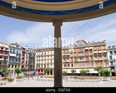 Pamplona, Espagne : Place du Château est le cœur et l'âme de la ville. Le célèbre café Iruña en arrière-plan. Banque D'Images