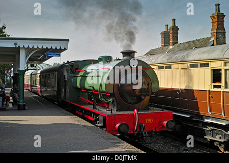 Un train à vapeur sur la Colne Valley et Halstead de fer. Banque D'Images