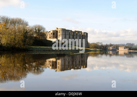 Château de Carew et reflétée dans le moulin à marée du fleuve Cerew Galles Pembrokeshire Coast National Park Cymru UK GO Banque D'Images