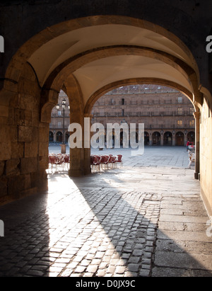 La Plaza Mayor (place principale) dans la matinée. C'est une grande place située dans le centre de la vieille ville de Salamanque, Espagne Banque D'Images