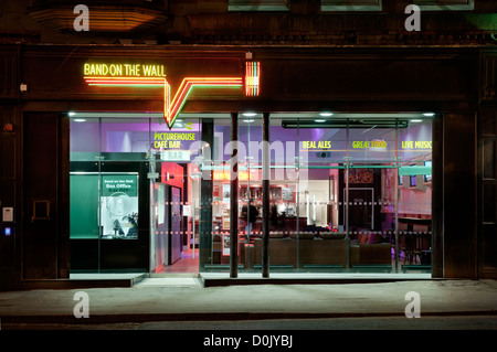 Le groupe de musique sur le mur sur rue Swan Manchester. Banque D'Images