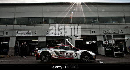 L'Hexis Racing Mclaren MP4-12c GT hors de son garage dans la pitlane à Donington Park au cours de la course FIA GT1. Banque D'Images