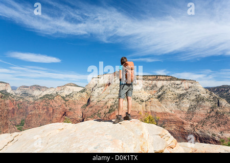 Young female hiker profitant d'une vue sur un canyon Zion d'un sommet d'un Angel's Landing at Zion National Park Banque D'Images