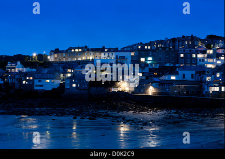 Une vue de la nuit allumé maisons le long de la rive à St Ives. Banque D'Images