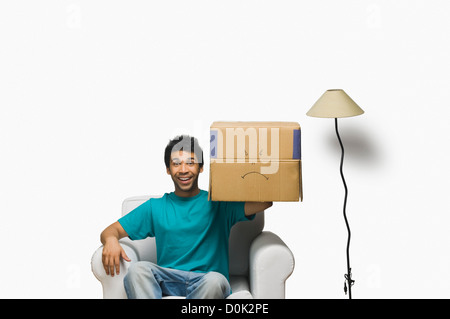 Homme tenant une boîte en carton et smiling Banque D'Images