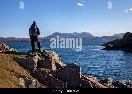 Walker et vue sur la baie de Gruinard vers les montagnes Coigach de la plage de Camas a' Charraig Mellon Udrigle Scotland UK Banque D'Images