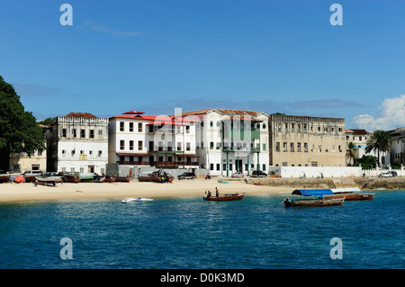 Bâtiments coloniaux sur front de mer à Stone Town, Zanzibar, Tanzanie, Afrique de l'Est Banque D'Images