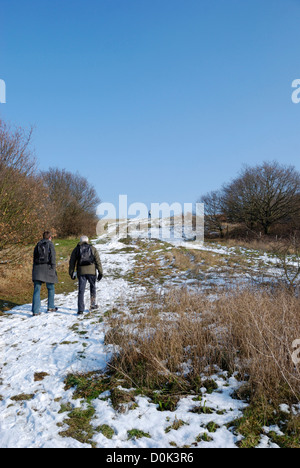 Les promeneurs sur Horsenden Hill en hiver. Banque D'Images