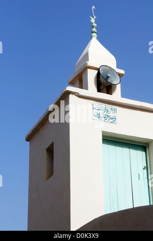 Minaret blanc avec mégaphone dans la médina de Sousse en Tunisie Banque D'Images