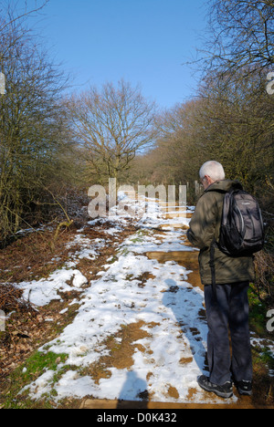 A middle-aged walker sur Horsenden Hill en hiver. Banque D'Images