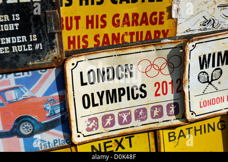 Jeux Olympiques de Londres 2012 rusty style vintage tin sign pour la vente au marché de Portobello. Banque D'Images