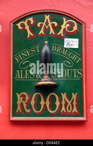 Une antique tap room signe pour la vente au marché de Portobello. Banque D'Images